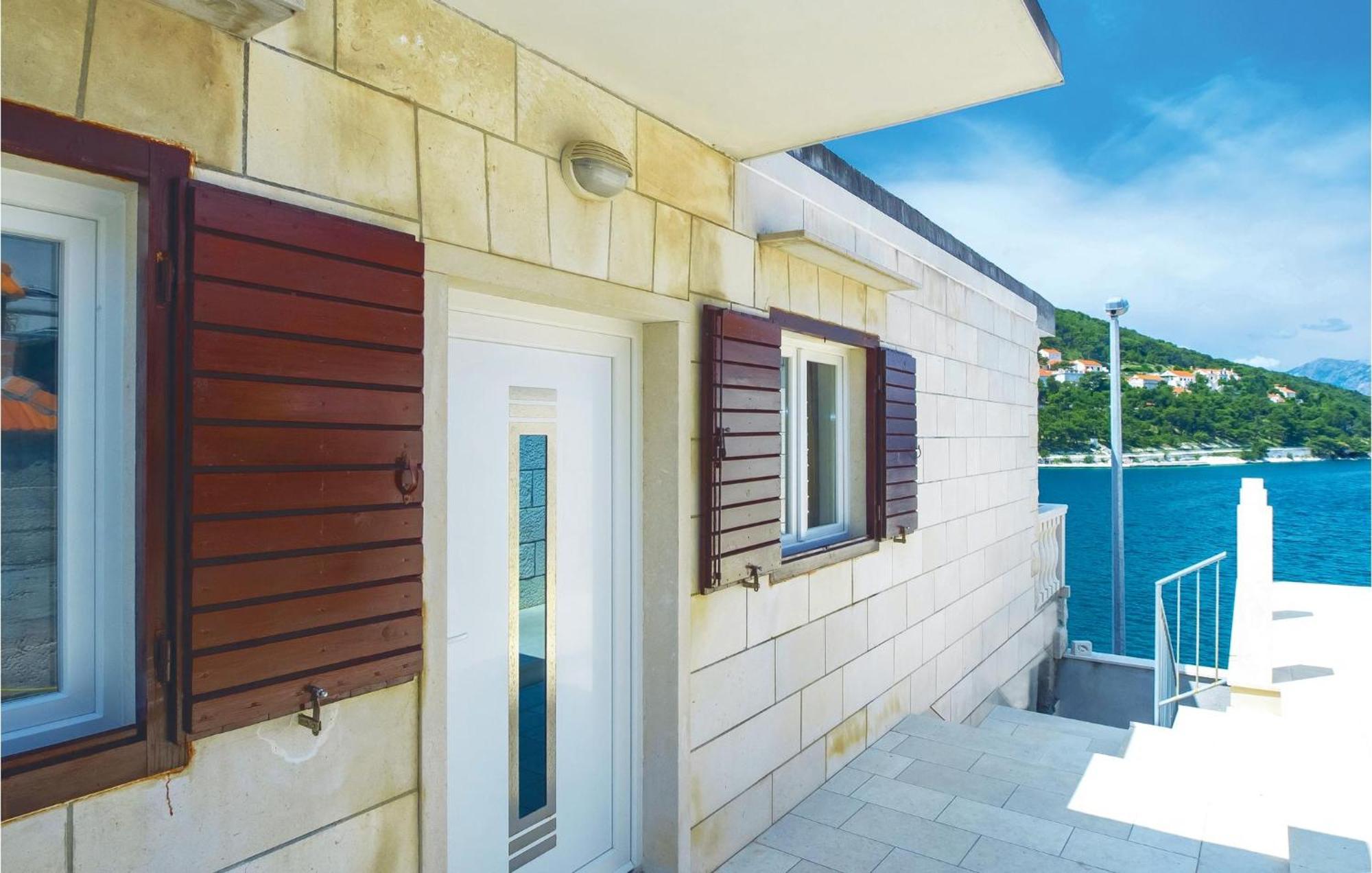 Beautiful Home In Pucisca With Wifi エクステリア 写真