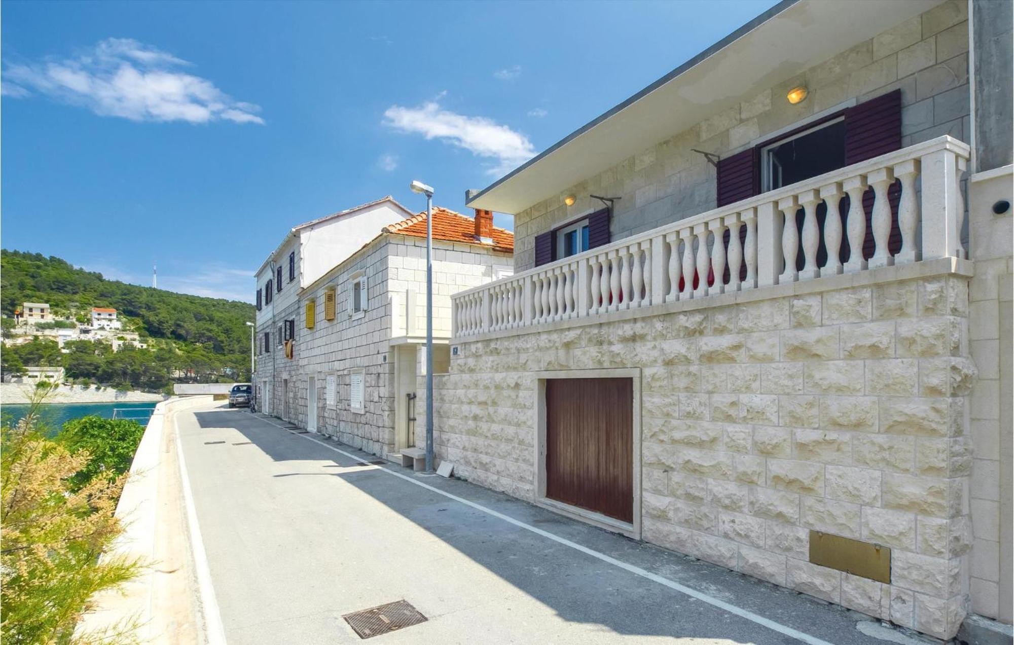 Beautiful Home In Pucisca With Wifi エクステリア 写真