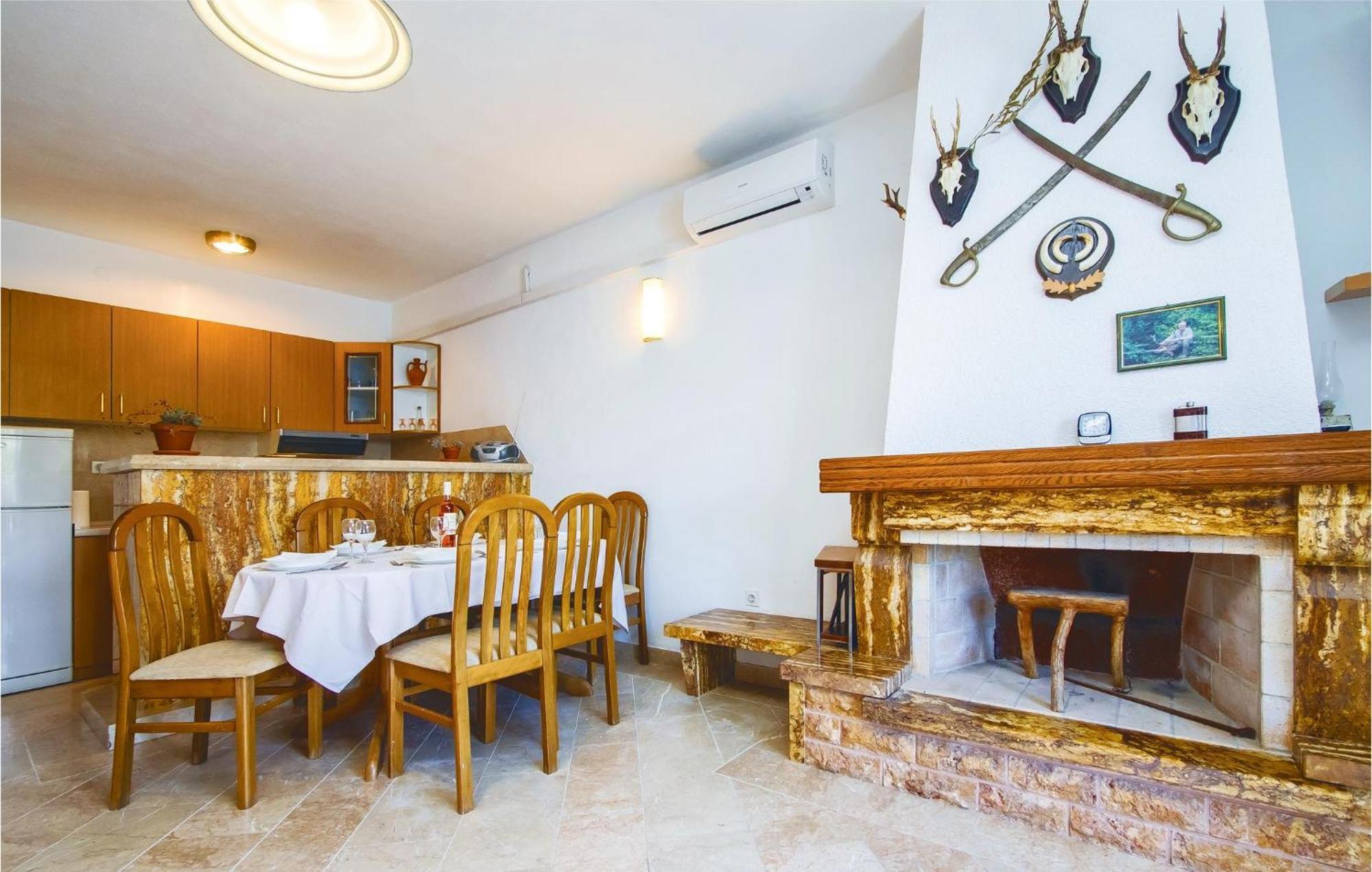 Beautiful Home In Pucisca With Wifi エクステリア 写真