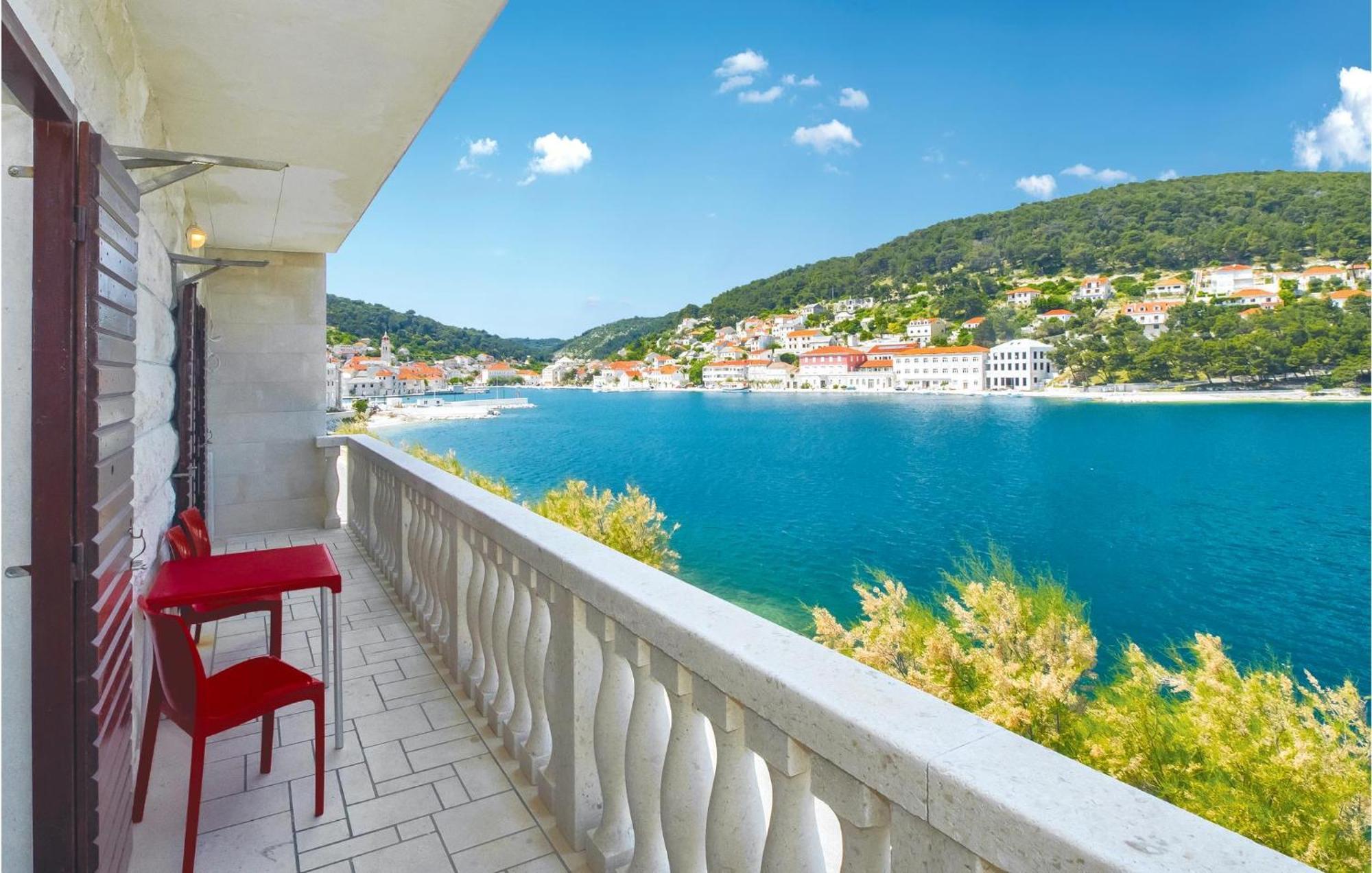 Beautiful Home In Pucisca With Wifi エクステリア 写真