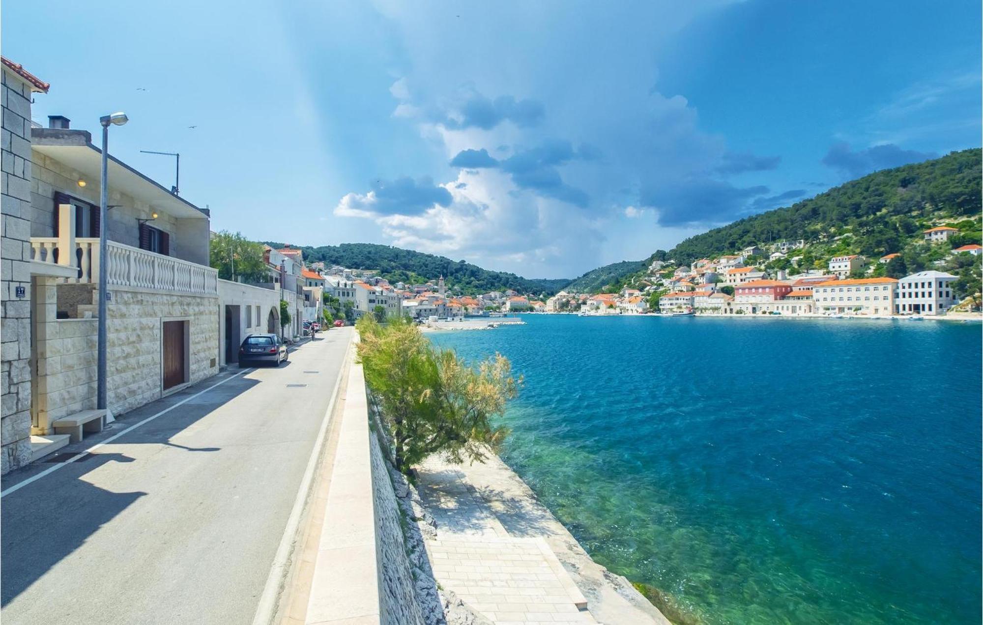 Beautiful Home In Pucisca With Wifi エクステリア 写真
