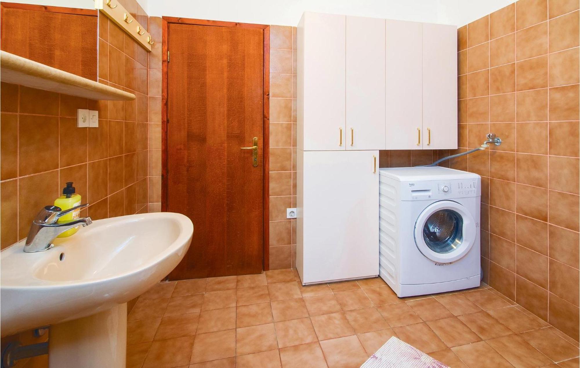 Beautiful Home In Pucisca With Wifi エクステリア 写真