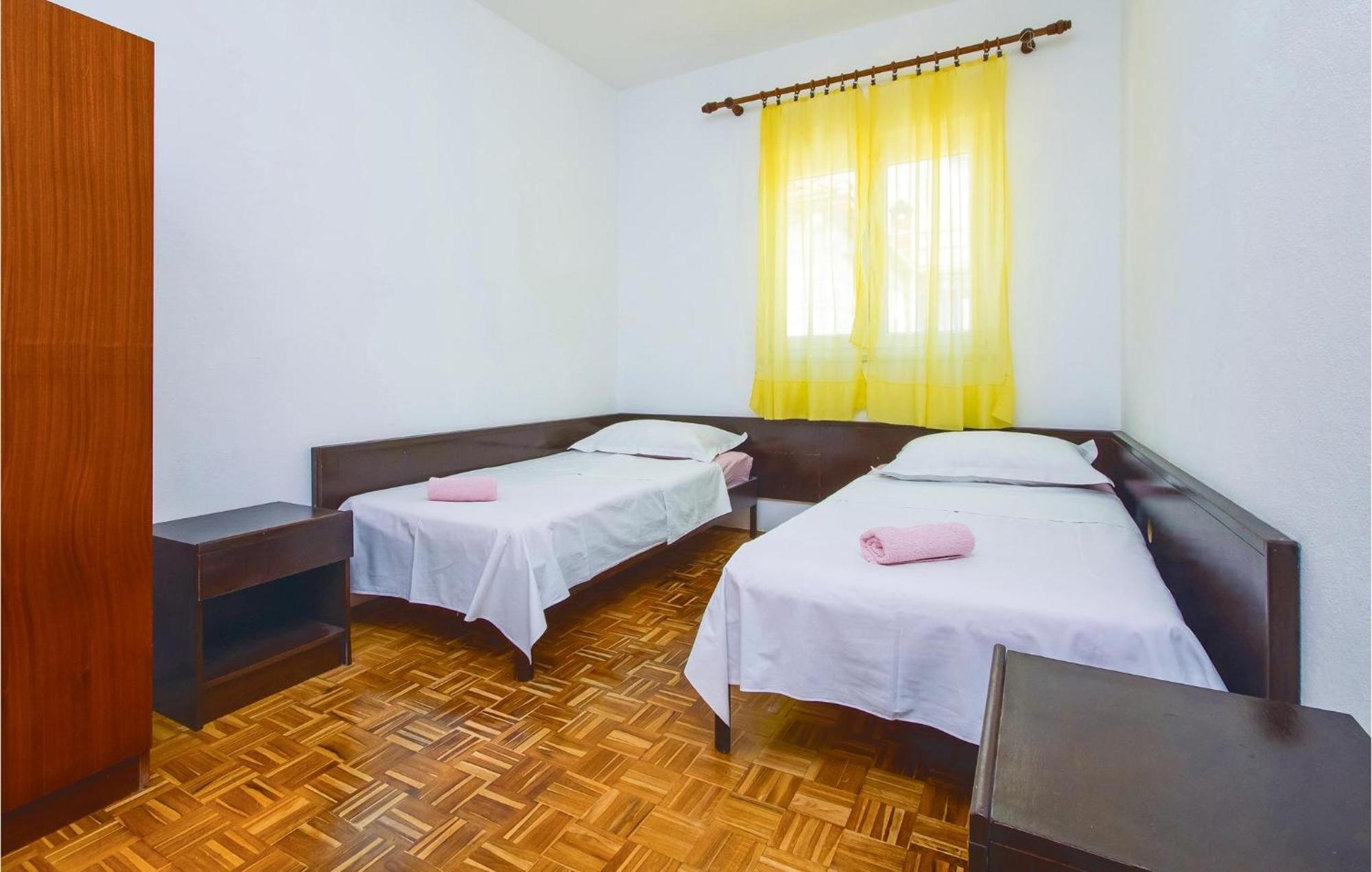 Beautiful Home In Pucisca With Wifi エクステリア 写真