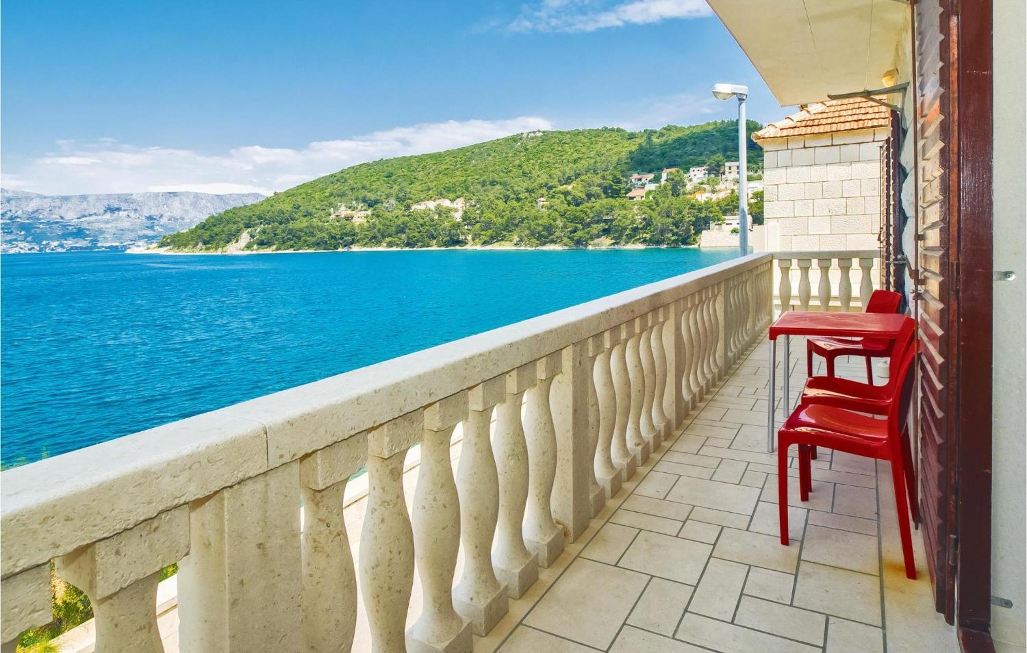 Beautiful Home In Pucisca With Wifi エクステリア 写真